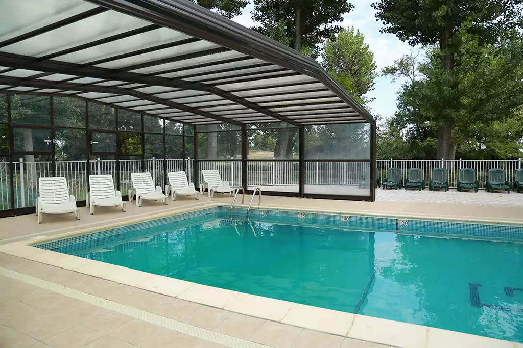 piscine couverte camping Le garel